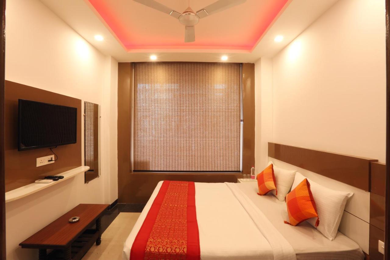 Hotel Sky Wood At Airport Neu-Delhi Exterior foto