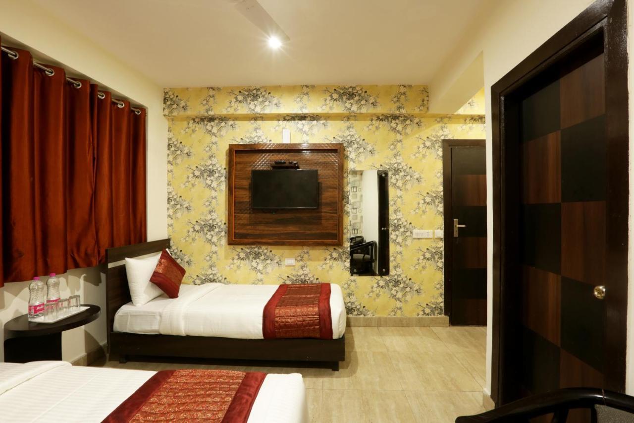 Hotel Sky Wood At Airport Neu-Delhi Exterior foto