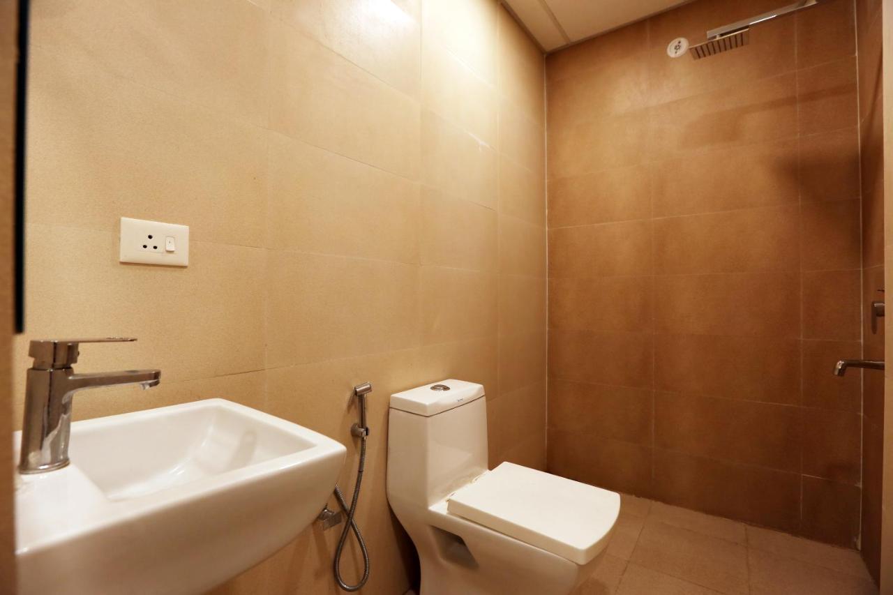 Hotel Sky Wood At Airport Neu-Delhi Exterior foto