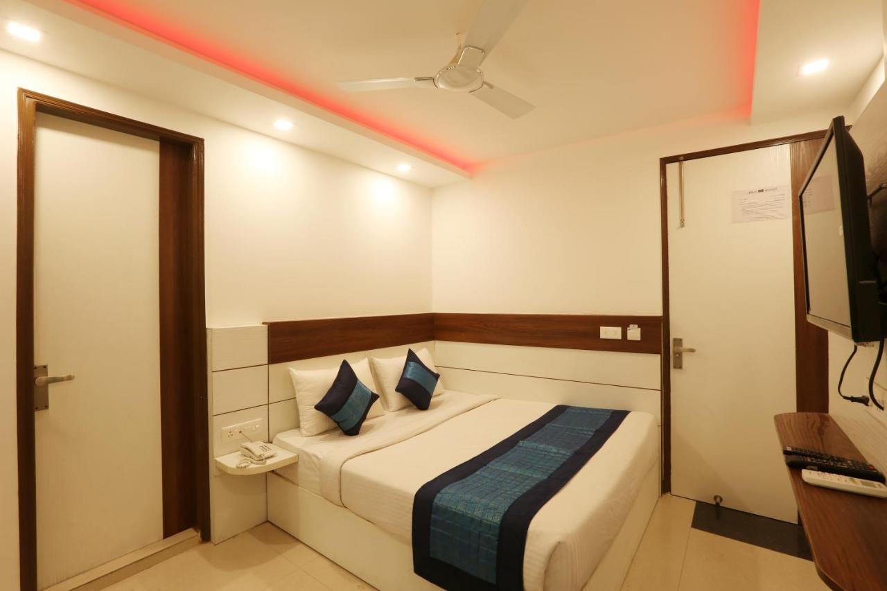 Hotel Sky Wood At Airport Neu-Delhi Exterior foto