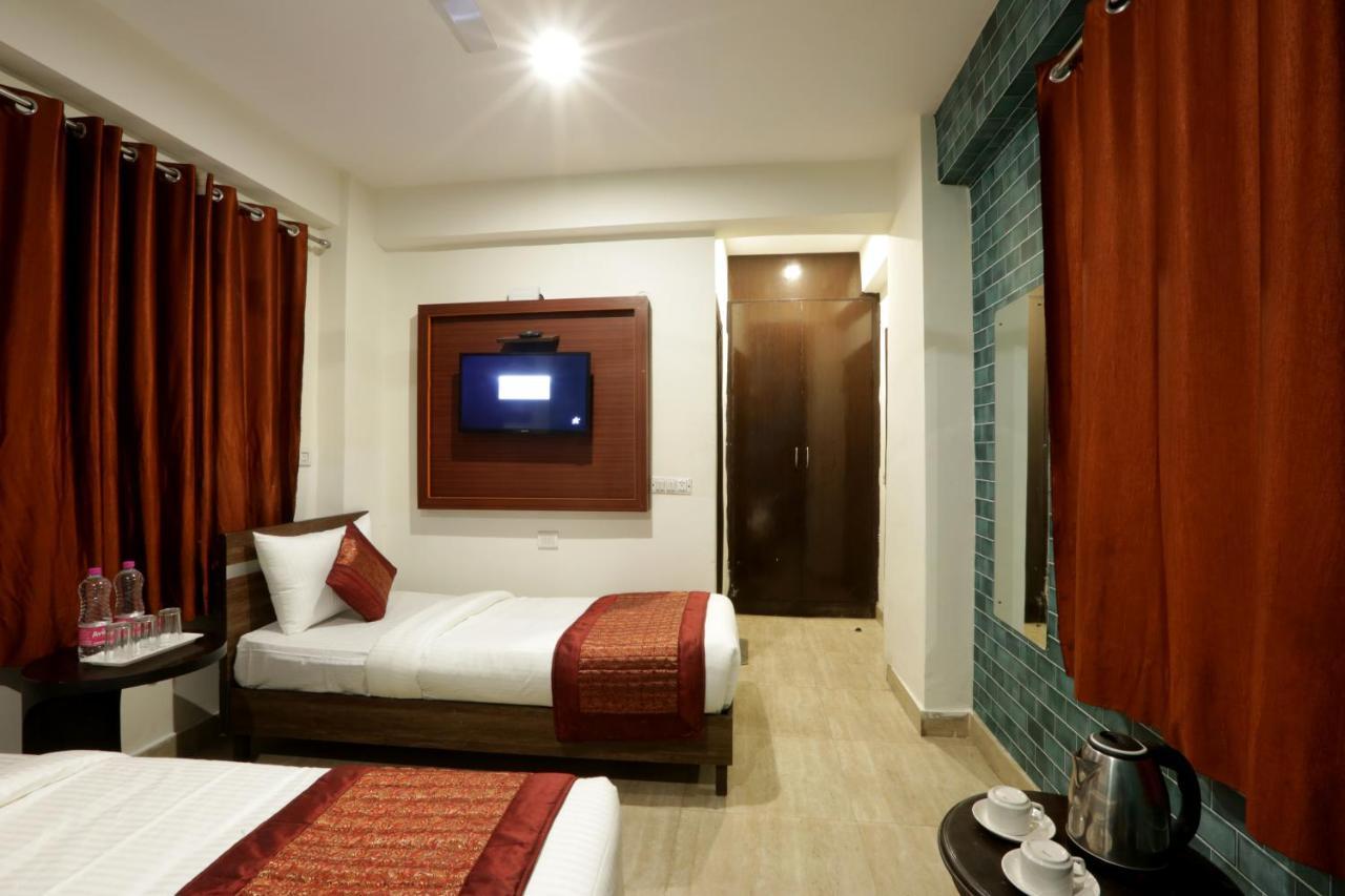 Hotel Sky Wood At Airport Neu-Delhi Exterior foto